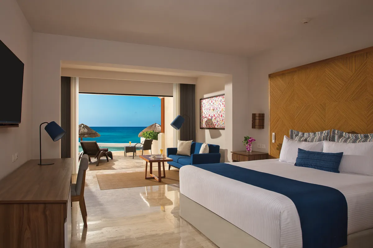 Single bed Ocean Front Swim Out Room with open view of the ocean.